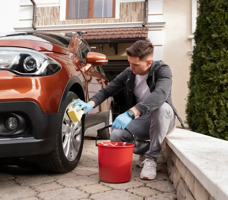 Lavage auto à domicile Bourrouillan : professionnel intervenant sur un véhicule